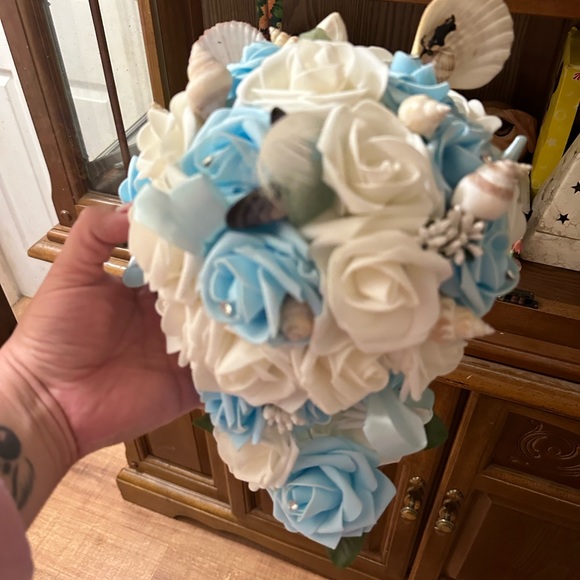 Blue and white fake rose bouquet - Picture 3 of 5